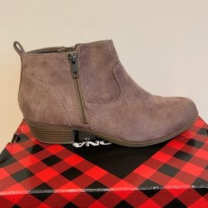 Arizona Co. Taupe booties